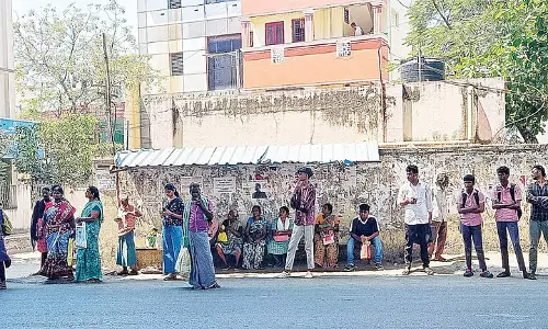 CMRL का काम, वलसरवाक्कम में छोटे टेम्पररी बस स्टॉप में सही शेल्टर की कमी