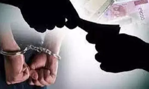 Mumbai: दो लाख रुपये की रिश्वत लेते अभियंता पकड़ा गया