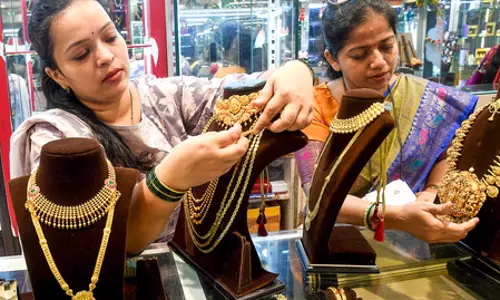 कच्चे तेल में गिरावट के बीच हफ्ते भर में सोने की कीमतों में 5 प्रतिशत से ज्यादा की उछाल, चांदी में हल्की गिरावट
