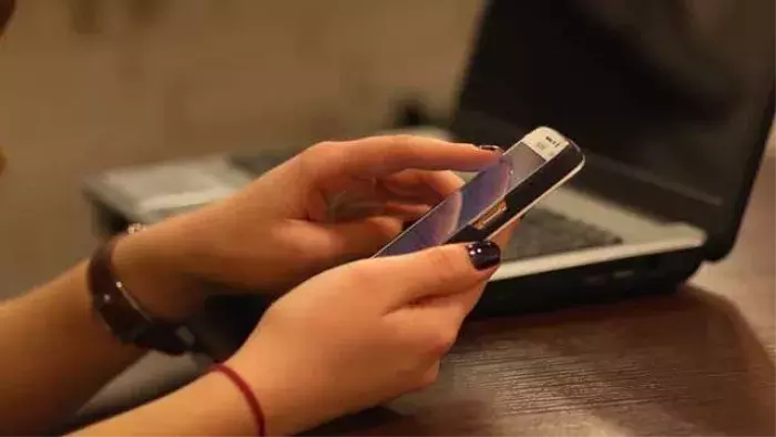 Auraiya: कबाड़ मोबाइल से हो रही निजी जानकारी की चोरी Auraiya: कबाड़ मोबाइल से हो रही निजी जानकारी की चोरी