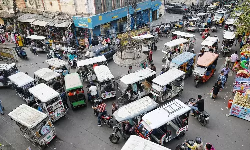Farrukhabad: लोहिया अस्पताल में ई-रिक्शा चालकों के कारण आवाजाही में रुकावट Farrukhabad: लोहिया अस्पताल में ई-रिक्शा चालकों के कारण आवाजाही में रुकावट