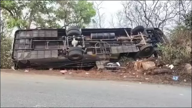 Nayagarh में पर्यटक बस पलटने से 5 की मौत, 30 से ज़्यादा घायल Nayagarh में पर्यटक बस पलटने से 5 की मौत, 30 से ज़्यादा घायल
