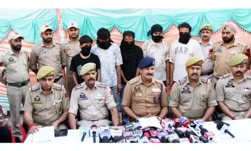 पुलिस ने इंटर-स्टेट जॉब फ्रॉड, किडनैपिंग रैकेट का भंडाफोड़ किया, Jammu के दो युवाओं को बचाया गया पुलिस ने इंटर-स्टेट जॉब फ्रॉड, किडनैपिंग रैकेट का भंडाफोड़ किया, Jammu के दो युवाओं को बचाया गया