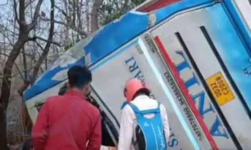Nayagarh में टूरिस्ट बस पलटने से पांच लोगों की मौत, 20 से ज़्यादा घायल Nayagarh में टूरिस्ट बस पलटने से पांच लोगों की मौत, 20 से ज़्यादा घायल