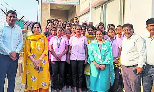 Karnataka : आंगनवाड़ी केंद्र की जांच जिला प्रभारी सचिव द्वारा की गई