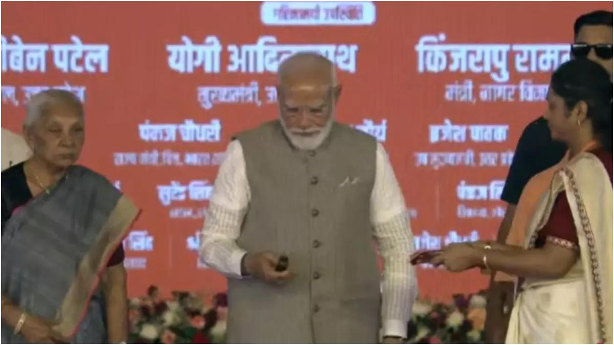 Jewar: यूपी को मिली वैश्विक उड़ान, नोएडा एयरपोर्ट हुआ उद्घाटित Jewar: यूपी को मिली वैश्विक उड़ान, नोएडा एयरपोर्ट हुआ उद्घाटित
