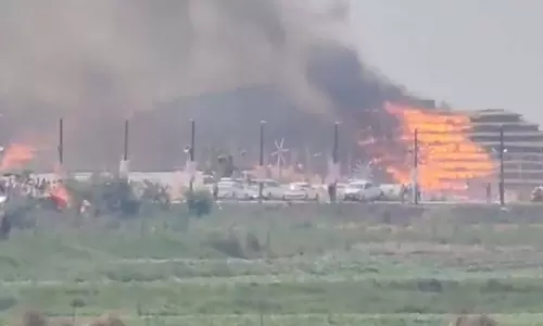 BIG BREAKING: लक्ष्मी नारायण महायज्ञ स्थल में लगी भीषण आग, मची अफरा-तफरी BIG BREAKING: लक्ष्मी नारायण महायज्ञ स्थल में लगी भीषण आग, मची अफरा-तफरी