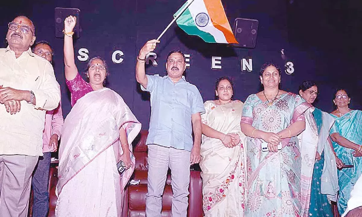 Andhra: केंद्रीय मंत्री ने थिएटर में ‘धुरंधर 2’ देखी