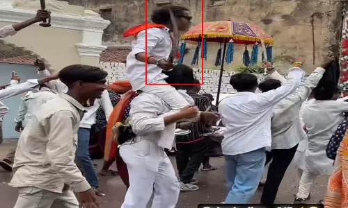 Raipur Breaking: धार्मिक जुलूस में हथियारों का खुला प्रदर्शन, देखें VIDEO... Raipur Breaking: धार्मिक जुलूस में हथियारों का खुला प्रदर्शन, देखें VIDEO...