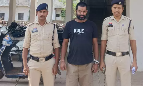 रायपुर से फरार ड्रग्स तस्कर नागपुर में छिपा था, सूचना मिलते ही दबोचा गया रायपुर से फरार ड्रग्स तस्कर नागपुर में छिपा था, सूचना मिलते ही दबोचा गया