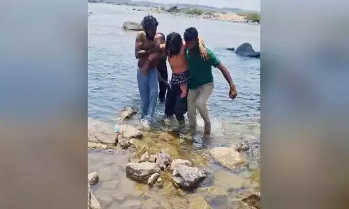 Godavari नदी में कूदी मां और बच्चे को मछुआरों ने बचाया Godavari नदी में कूदी मां और बच्चे को मछुआरों ने बचाया