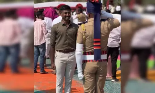 वर्दी में छोटे भाई को देख रो पड़ा बड़ा भाई, वीडियो देख आपकी भी आंखें हो जाएंगी नम