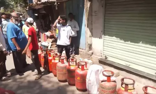 मुंबई: लोअर परेल में LPG सिलेंडर के लिए लंबी कतारें, सरकार ने कहा स्थिति आरामदायक मुंबई: लोअर परेल में LPG सिलेंडर के लिए लंबी कतारें, सरकार ने कहा स्थिति आरामदायक