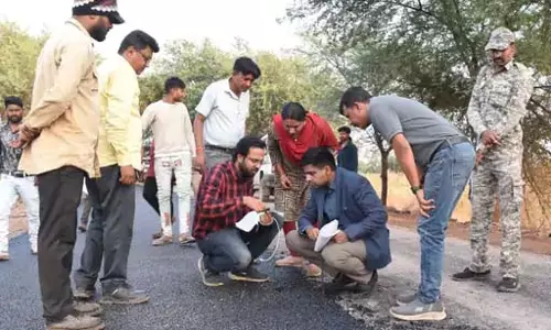 डामरीकरण कार्य के बीच कलेक्टर की दबिश, सड़क की मोटाई जांची