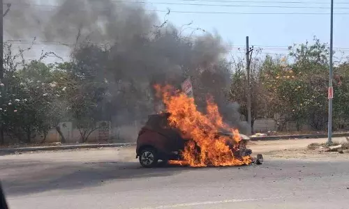 Bibinagar में कार में आग लग गई, पूरी तरह जल गई Bibinagar में कार में आग लग गई, पूरी तरह जल गई