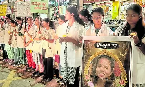 Karnataka : डॉ. समीक्षा रेड्डी की मौत के लिए न्याय की मांग को लेकर विरोध प्रदर्शन