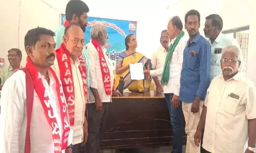 Khammam के नेताओं ने मक्का खरीद केंद्र की मांग की Khammam के नेताओं ने मक्का खरीद केंद्र की मांग की