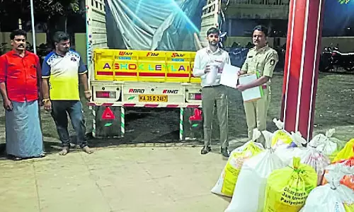 Karnataka : राशन के चावल का गैर-कानूनी ट्रांसपोर्टेशन, गिरफ्तारी Karnataka : राशन के चावल का गैर-कानूनी ट्रांसपोर्टेशन, गिरफ्तारी