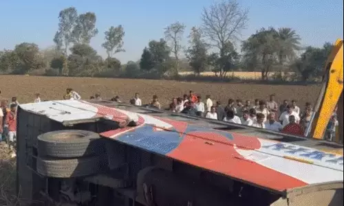 बस पलटने से एक की मौत, 15 लोग घायल