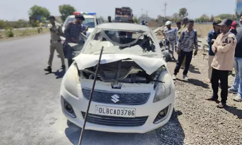 Indore : इंदौर-खंडवा रोड पर कार में आग लगने से 3 साल का बच्चा ज़िंदा जल गया Indore : इंदौर-खंडवा रोड पर कार में आग लगने से 3 साल का बच्चा ज़िंदा जल गया