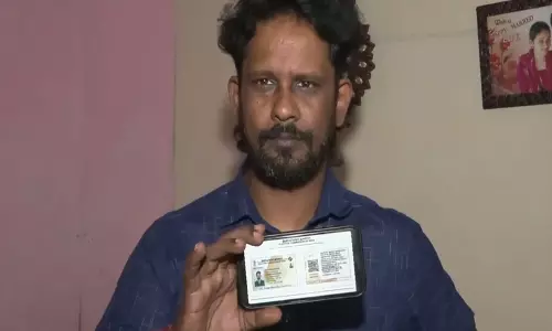 श्रीलंकाई रिहैबिलिटेशन कैंप के निवासी Tiruchirappalli में पहली बार वोट डालने के लिए तैयार श्रीलंकाई रिहैबिलिटेशन कैंप के निवासी Tiruchirappalli में पहली बार वोट डालने के लिए तैयार