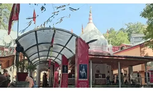 सैकड़ों भक्तों ने Durga Nag में पहुंचकर देवी के दर्शन किए सैकड़ों भक्तों ने Durga Nag में पहुंचकर देवी के दर्शन किए