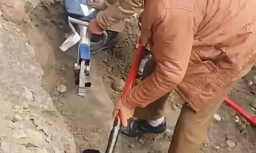 Manali में नए सीवर पाइप में फंसे व्यक्ति को कुछ घंटों बाद बचाया गया