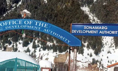 SDA ने सोनमर्ग में अवैध टिन शेड गिराए SDA ने सोनमर्ग में अवैध टिन शेड गिराए