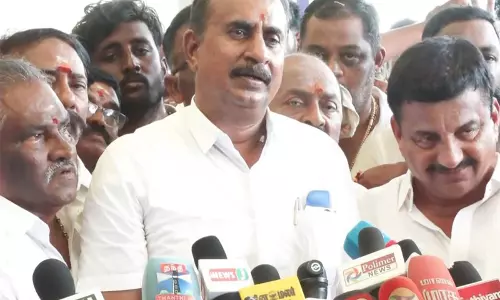 तमिलनाडु चुनाव से पहले AIADMK के पूर्व मंत्री एसपी वेलुमणि ने कहा कि उन्हें 210 सीटों पर जीत का भरोसा तमिलनाडु चुनाव से पहले AIADMK के पूर्व मंत्री एसपी वेलुमणि ने कहा कि उन्हें 210 सीटों पर जीत का भरोसा