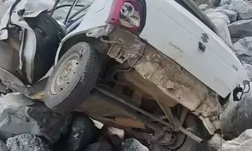 Kangra के शाहपुर में कार के खाई में गिरने से 2 लोगों की मौत, 3 घायल Kangra के शाहपुर में कार के खाई में गिरने से 2 लोगों की मौत, 3 घायल
