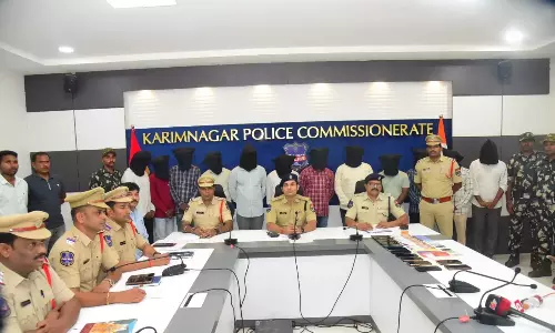 Karimnagar में साइबर क्राइम नेटवर्क का भंडाफोड़, 25 गिरफ्तार Karimnagar में साइबर क्राइम नेटवर्क का भंडाफोड़, 25 गिरफ्तार