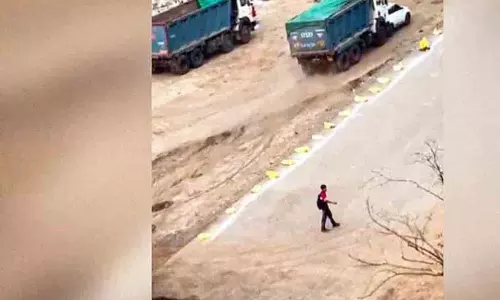 Dumper driver ने बकाया सैलरी के लिए मालिक की कार को टक्कर मारी और घसीटा