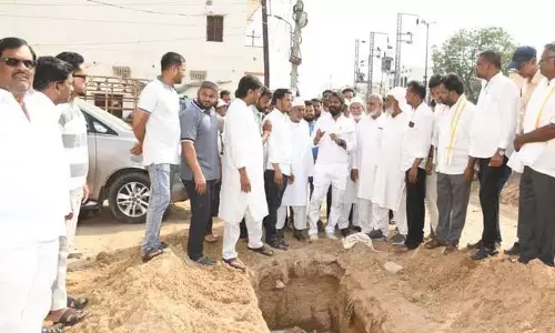 Railway अधिकारियों का फैसला बिना सोचे-समझे लिया गया: पूर्व मंत्री श्रीनिवास गौड़ Railway अधिकारियों का फैसला बिना सोचे-समझे लिया गया: पूर्व मंत्री श्रीनिवास गौड़