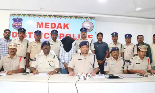 Telangana : बुजुर्ग दंपत्ति से सोने के गहने छीनने वाला रिश्तेदार गिरफ्तार Telangana : बुजुर्ग दंपत्ति से सोने के गहने छीनने वाला रिश्तेदार गिरफ्तार