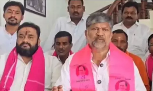 MLC एल. रमना ने टी. जीवन रेड्डी का BRS में स्वागत किया MLC एल. रमना ने टी. जीवन रेड्डी का BRS में स्वागत किया