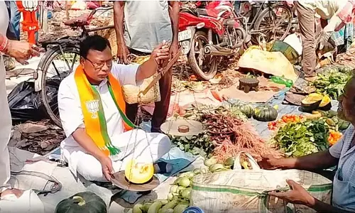 BJP उम्मीदवार ने प्रचार के दौरान सब्जियां बेचीं BJP उम्मीदवार ने प्रचार के दौरान सब्जियां बेचीं