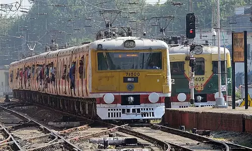 Sealdah में कई रूट पर ट्रेनें कैंसिल, ट्रैफिक ब्लॉक से कौन परेशान? Sealdah में कई रूट पर ट्रेनें कैंसिल, ट्रैफिक ब्लॉक से कौन परेशान?