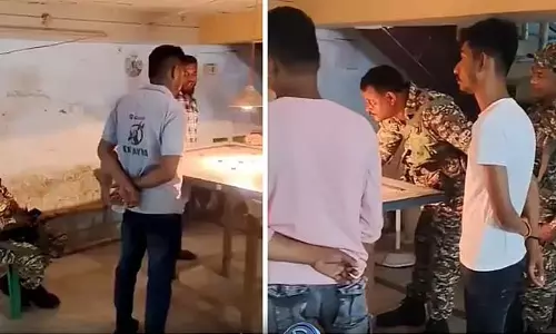 Trinamool कार्यालय में केंद्रीय बल कैरम खेल रहे Trinamool कार्यालय में केंद्रीय बल कैरम खेल रहे