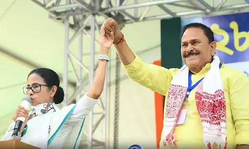 Mamata ने उम्मीदवार को लाल बत्ती वाली कार इस्तेमाल न करने की चेतावनी दी Mamata ने उम्मीदवार को लाल बत्ती वाली कार इस्तेमाल न करने की चेतावनी दी