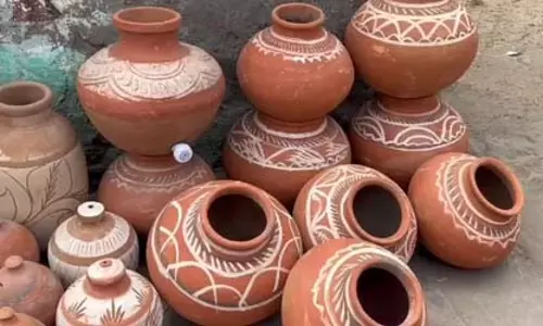 मटके में छिपा सेहत का भी राज, गर्मियों में वरदान से कम नहीं मिट्टी के बर्तन मटके में छिपा सेहत का भी राज, गर्मियों में वरदान से कम नहीं मिट्टी के बर्तन