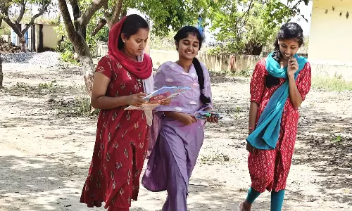 Bhupalpally : क्लास 10 परीक्षाओं के दौरान छात्राओं की सुरक्षा के लिए अंडरकवर पुलिस तैनात Bhupalpally : क्लास 10 परीक्षाओं के दौरान छात्राओं की सुरक्षा के लिए अंडरकवर पुलिस तैनात