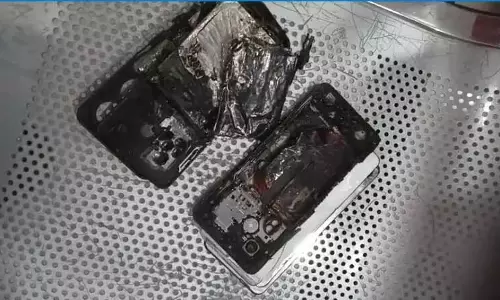 मोबाइल ब्लास्ट से मचा हड़कंप, छात्र की जेब में फटा फोन, झुलसा युवक