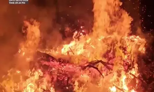 FIRE LIVE VIDEO: तुरभे डंपिंग ग्राउंड में लगी भीषण आग FIRE LIVE VIDEO: तुरभे डंपिंग ग्राउंड में लगी भीषण आग