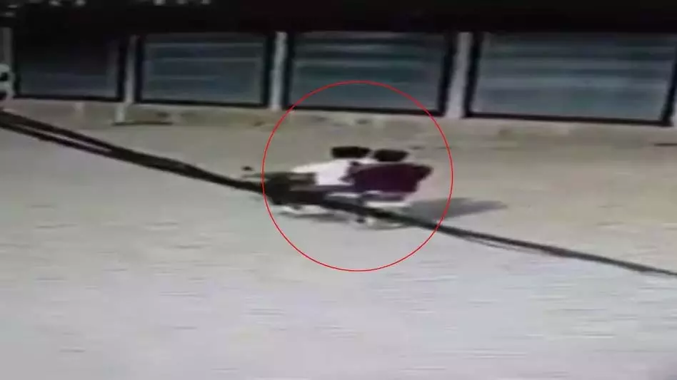 20 मिनट के अंतराल में दूसरी चोरी, दो शातिर CCTV में कैद 20 मिनट के अंतराल में दूसरी चोरी, दो शातिर CCTV में कैद