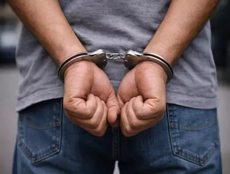 विदेशी नागरिक से लूट के मामले में दो पुलिसकर्मी गिरफ्तार, तीन की तलाश जारी विदेशी नागरिक से लूट के मामले में दो पुलिसकर्मी गिरफ्तार, तीन की तलाश जारी