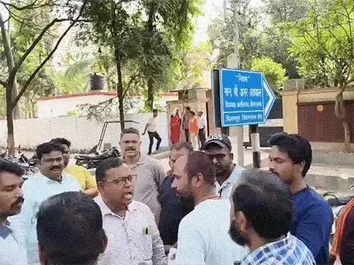 चिकन दुकान बंद नहीं करना चाहते कारोबारी, रोजगार बंद होने पर विधायक बंगला घेरा चिकन दुकान बंद नहीं करना चाहते कारोबारी, रोजगार बंद होने पर विधायक बंगला घेरा