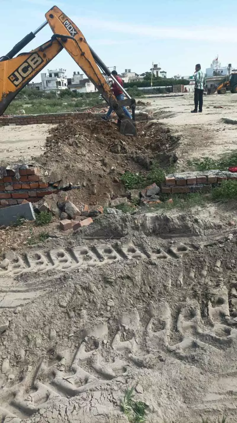 Yamunanagar की दो अवैध कॉलोनियों में कच्ची सड़कें गिराई गईं Yamunanagar की दो अवैध कॉलोनियों में कच्ची सड़कें गिराई गईं
