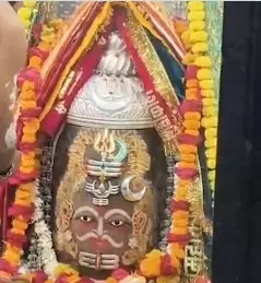 शनिवार की भस्म आरती रही खास, चांदी के त्रिपुंड और फूलों से महका महाकाल का आंगन शनिवार की भस्म आरती रही खास, चांदी के त्रिपुंड और फूलों से महका महाकाल का आंगन