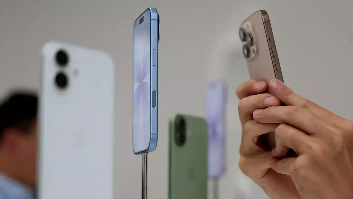 Apple ने UK, साउथ कोरिया में डिवाइस-लेवल पर उम्र का वेरिफिकेशन शुरू: यह यूज़र्स पर कैसे असर डालेगा Apple ने UK, साउथ कोरिया में डिवाइस-लेवल पर उम्र का वेरिफिकेशन शुरू: यह यूज़र्स पर कैसे असर डालेगा