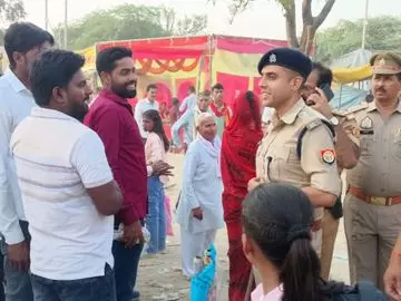 Auraiya: मंदिर में झंडा विवाद, साधुओं के बीच मारपीट Auraiya: मंदिर में झंडा विवाद, साधुओं के बीच मारपीट